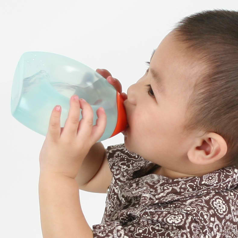Пьет ли новорожденный воду. Какую воду пить грудничку. Ребёнок отказывается от воды. С какого возраста дети пьют воду.